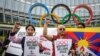 Các nhà hoạt động Tây Tạng đứng trước trụ sở Ủy ban Olympic quốc tế (IOC) trong cuộc biểu tình trước Thế vận hội mùa đông Bắc Kinh 2022, vào ngày 26/11/2021 tại Lausanne, Thụy Sĩ.