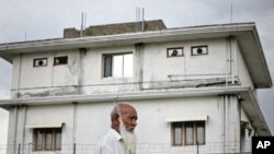 کميشن ددغه رپورټ دجوړولو لړ کې دايبټ اباد په بلاول ټاؤن کې دموقعيت لرونکي هاغه کور دوره هم کړې وه چې پکې اسامه بن لادن پټ ؤ