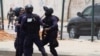 Polícia detém manifestante em protesto contra brutalidade policial, Luanda, Angola. Foto de arquivo