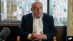 Ізраїльський політик Натан Щаранський говорить під час інтерв’ю Associated Press у Києві, Україна, середа, 6 жовтня 2021 року. (AP Photo/Efrem Lukatsky)