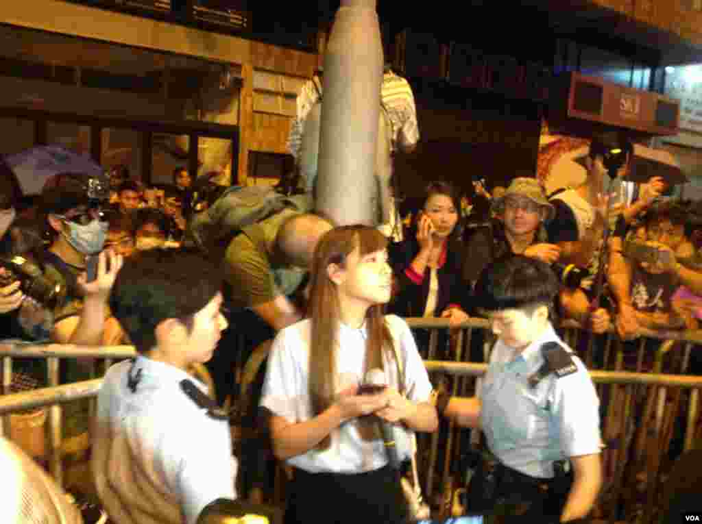 8点半左右,示威者手举雨伞再次冲击警方防线,警方则狂喷辣椒喷剂还击。警方调派大批警员增援,并将配备防暴头盔的警员派至一线与示威者对峙。警方不断呼吁示威者保持冷静,不要冲击警方防线,要求示威者尽快离开。