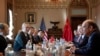 美国贸易代表莱特希泽（右2）、商务部长罗斯、中国副总理刘鹤（左2）一份月在华盛顿举行贸易会谈。