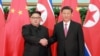 지난 5월 중국 다롄을 방문한 북한 김정은 국무위원장이 시진핑 중국 국가주석과 만나 악수하고 있다.