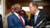 Le président Pierre Nkurunziza du Burundi, à gauche, et le secrétaire général de l’ONU, Ban Ki-moon, à droite, se serrent la main lors d'une conférence de presse conjointe à Bujumbura, Burundi, 23 février 2016. 