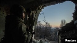 Український військовик на позиціях у Бахмуті, 27 січня 2023. REUTERS/Yan Dobronosov