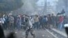Polisi wakipambana na waandamanaji wanaodaiwa walikuwa wanafanya vurugu mjini Jakarta, Indonesia, Mei 22, 2019.