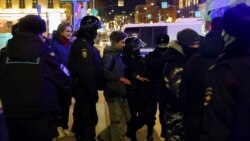 La policía rusa arresta a manifestantes en Moscú que protestaron contra la guerra desatada por el Kremlin contra Ucrania, el jueves 24 de febrero de 2022.