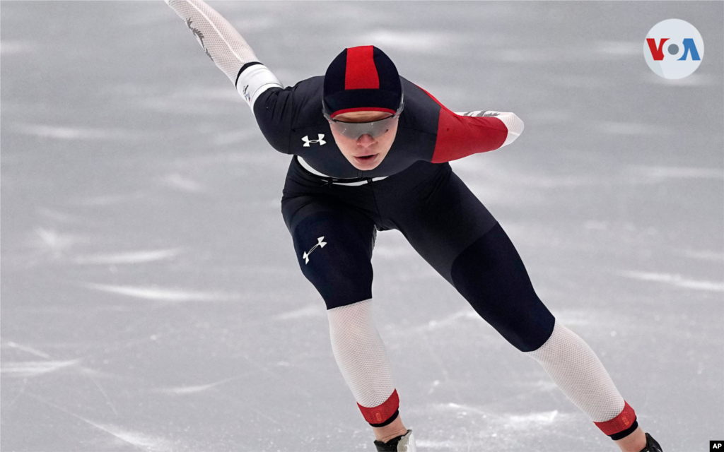 Nikola Zdrahalova, de la República Checa, compitió durante la final de 1.000 metros de patinaje de velocidad femenino.