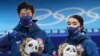 Patine atistik Ameriken Karen Chen ak Nathan Chen, ki ranpote meday ajan, poze pou yo foto apre konpetisyon ekip la nan Jezolenpik Ive Peken yo, 7 Fevriye 2022. 