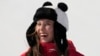 Eileen Gu, ki pran meday lo a nan freeski halfpipe la selebre pandan seremoni remiz meday la nan Jezolenpik Ive Peken yo, 18 Fevriye 2022. 