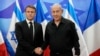 Perdana Menteri Israel Benjamin Netanyahu (kanan) menyambut Presiden Prancis Emmanuel Macron sebelum pertemuan di Yerusalem pada 24 Oktober 2023. (Foto: AFP)