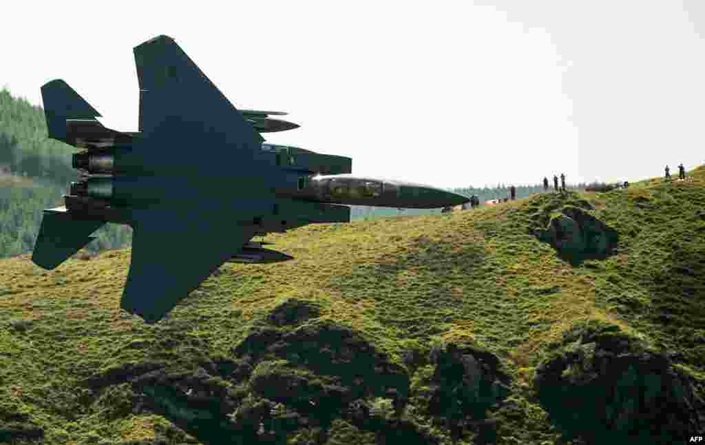 យន្តហោះចម្បាំង U.S. Air Force (USAF) F-15 ហោះក្នុងរយៈចម្ងាយទាបតាមជ្រលងភ្នំក្បែរទីក្រុង Dolgellau ភាគខាងជើង Wales។