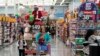 Archivo - Los consumidores estadounidenses pagaron más por productos en abril.