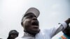 Le leader de l'opposition congolaise Martin Fayulu proteste après que son convoi ait été arrêté par la police lors d'une marche organisée le 30 juin 2019, jour de l'indépendance, à Kinshasa. (Photo: ALEXIS HUGUET / AFP)
