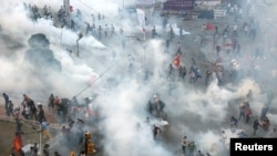 土耳其警察控制塔可希姆广场。2013年6月11日