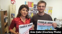 Stéphane Charbonnier (à droite), rédacteur en chef de la publication française, Charlie Hebdo, est mort dans l'attaque terroriste qui a fait au moins 12 morts, à Paris, France, le 7 janvier 2015. (Photo prise en 2012 par VOA limon, Arzu Çakır)
