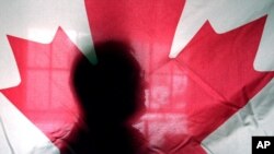 加拿大国旗后的一个人影 