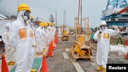 日本检查人员到福岛第一核电站检查受到海啸破坏的核电站损坏情况