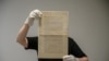  Une copie originale extrêmement rare de la constitution américaine a été vendue le 18 novembre 2021 pour 43 millions de dollars - un record mondial pour un document historique aux enchères, a déclaré Sotheby's. Cette photo d'archive prise le 17 septembre