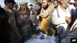 په کراچۍ ، پيښور او چارسده کې د9ؤ صحت دغړو دوژل کيدو وروستو دخيبرپښتونخوا په ځينو سيمو کې دروغتيا ښځينه کارکوونکو دخپل کار ددوامداره ساتلو څخه انکار هم کړى دى