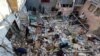 Los palestinos inspeccionan el lugar de un ataque israelí contra una casa en Nuseirat, en la Franja de Gaza central, el 13 de noviembre de 2024. REUTERS