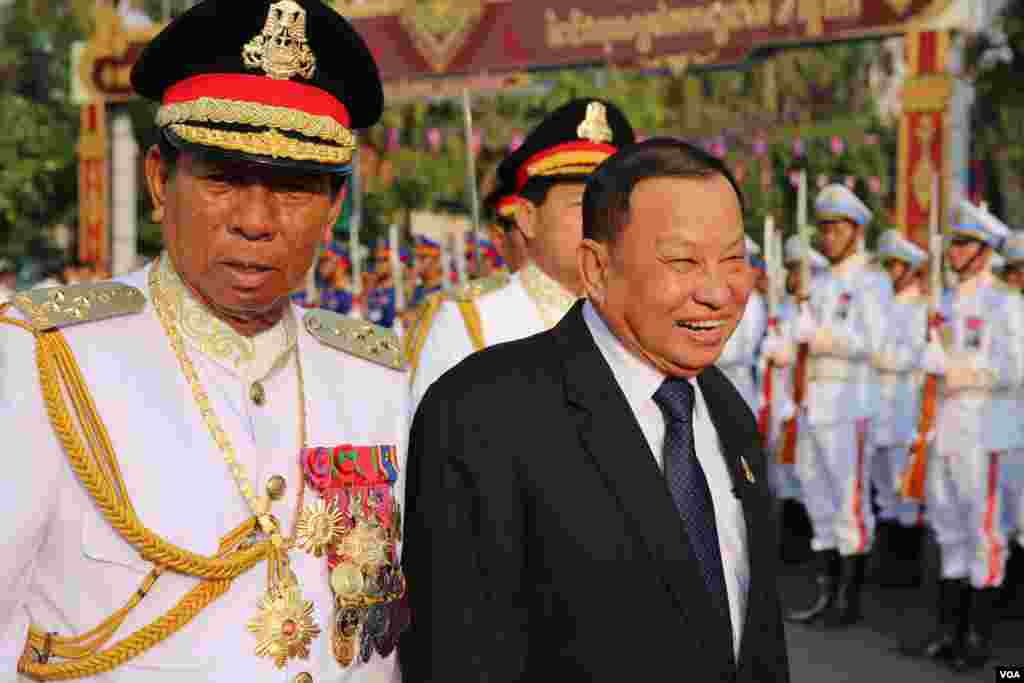 នាយឧត្តមសេនីយ៍លោក ទៀ បាញ់ រដ្ឋមន្ត្រីក្រសួងការពារជាតិ (ឆ្វេង) និងលោកសាយ ឈុំប្រធានព្រឹទ្ធសភា (ស្តាំ) ចូលរួមប្រារព្ធទិវា បុណ្យឯករាជ្យជាតិ ថ្ងៃទី៩ វិច្ឆិកា ឆ្នាំ២០១៩ នៅរាជធានីភ្នំពេញ។ (ហ៊ុល រស្មី/VOA) 
