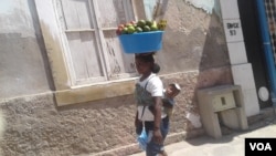 Mulher zungueira no Namibe
