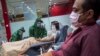 Para penyintas COVID-19 mendonorkan plasma konvalesen di kanto Palang Merah Indonesia di Surabaya, Jawa Timur, 18 September 2020. (Foto: Juni Kriswanto/AFP)