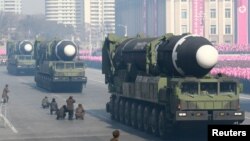 지난해 2월 평양에서 열린 인민군 창설 70주년 열병식에 이동식발사차량에 실린 장거리탄도미사일이 등장했다.