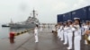 美国海军太平洋舰队的“阿利·伯克”级导弹驱逐舰“本福德”号（USS Benfold DDG-65）2016年8月8日访问中国北海舰队青岛军港。中国军乐队奏乐。