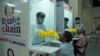 印度南部喀拉拉邦额尔纳库拉姆，一所公办医学院的医护人员在新安装的步入式样本亭，从人们身上采集拭子进行冠状病毒病(COVID-19)检测。（2020年4月6日）