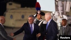 Presiden AS Joe Biden disambut setibanya di Bandara Brindisi untuk mengikut pertemuan puncak kelompok negara maju G7 di Puglia, Brindisi, Italia, Rabu, 12 Juni 2024. (Foto: Kevin Lamarque/Reuters)