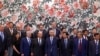 美国代表团与中国代表团合影时美商务部长罗斯与中国副总理刘鹤寒暄