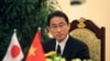 2016年5月6日，日本外相岸田文雄在河內與越南外長范平明會晤後在記者會上。
