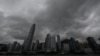 FILE - Awan tebal menyelimuti distrik Central Hong Kong, saat topan Koinu melintas di pusat keuangan tersebut, tengah hari 8 Oktober 2023. Pemimpin kota Hong Kong mengumumkan bursa saham akan terus melanjutkan perdagangan meski akan terjadi topan dan badai. (Peter PARKS / AFP)