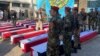 Pripadnici Vojne policije stoje pored kovčega sa telima ubuenih u napadu dronova tokom ceremonije kadeta vojne akademije, ispred vojne bolnice u Holmsu, 6. oktobra 2023.