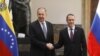 El ministro de Relaciones Exteriores de Rusia, Sergey Lavrov, estrecha la mano de su homólogo venezolano, Jorge Arreaza, durante una reunión en Caracas, Venezuela, el 7 de febrero de 2020.