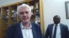 Hugo Broos, sélectionneur du Cameroun, et Tombi A Roko, président de la fédération camerounaise de football, Yaoundé, le 4 avril 2017 (VOA/Emmanuel Jules Ntap)