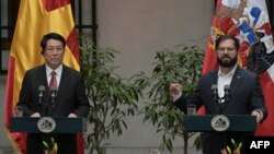 Chủ tịch nước Lương Cường và Tổng thống Chile Gabriel Boric tại buổi họp báo ở Dinh Tổng thống La Moneda, Santiago, hôm 11/11. 