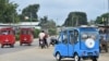 Taxis électriques à trois roues équipés de panneaux solaires sur le toit de la ville côtière de Jacqueville, en Côte d’Ivoire, le 7 septembre 2018.