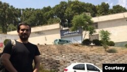 Kiyanuş Aslani Evin Həbsxanasının önündə