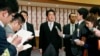 日本首相安倍晋三（中）在参拜东京靖国神社后与媒体见面。（2013年12月26日）