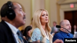 Paris Hilton bersaksi di hadapan anggota Kongres AS terkait pengalamannya menjalani program perawatan remaja dalam sesi sidang di Gedung Capitol, di Washington, pada 26 Juni 2024. (Foto: Reuters/Nathan Howard)