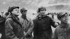 Лидер китайских коммунистов Мао Цзэдун (второй справа) сформулировал принципы партизанской войны. Фотография 1946 года