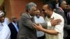 Waziri Mkuu wa Ethiopia Abiy Ahmed, kulia, akutana na ushirika wa vyama vya upinzani ili kutafuta suluhu ya mgogoro wa kisiasa unaoendelea Sudan katika ubalozi wa Ethiopia mjini Khartoum, Sudan, Juni 7, 2019.