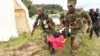 Wasu sojojin kasar Zimbabwe da suka ceto wani da bala'in ya shafa