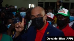 Adalberto Costa Júnior, mostra o seu dedo marcado após votar para eleição do presidente do seu partido UNITA, à qual ele foi o único candidato. Luanda, 4 Dezembro 2022