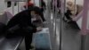 Passageiros no metro de Wuhan, província chinesa de Hubei. Abril 2020
