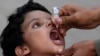 পাকিস্তানের করাচিতে একটি রেলস্টেশনে একজন স্বাস্থ্যকর্মী একটি শিশুকে পোলিও টিকা দিচ্ছেন৷ ১৮ সেপ্টেম্বর, ২০২৩।