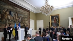 Waziri wa Ulinzi wa Ukraine Oleksii Reznikov na Waziri wa Ulinzi wa Ufaransa Sebastien Lecornu wakihutubia mkutano na waandishi wa habari katika Hotel de Brienne, Wizara ya Majeshi ya Ufaransa, mjini Paris Januari 31, 2023.
